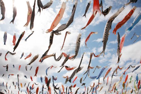 Téléchargez les photos : Koinobori, carpe japonaise banderoles décorations contre ciel nuageux - en image libre de droit