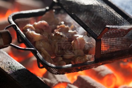 Foto de Carne a la parrilla en la quema de carbón, vista de cerca - Imagen libre de derechos