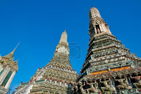 Téléchargez les photos : Temple bouddhiste Wat Arun, Temple de l'Aube. Situé sur les rives de la rivière Chao Phraya - en image libre de droit