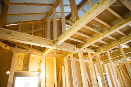 Foto de Construcción de marco de madera en casa nueva - Imagen libre de derechos