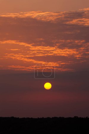 Téléchargez les photos : Beau ciel de coucher de soleil lumineux avec nuages - en image libre de droit