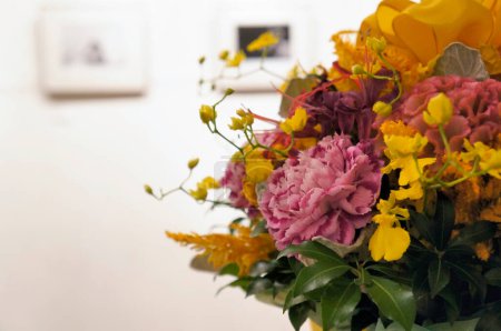 Téléchargez les photos : Bouquet de fleurs fraîches, composition florale - en image libre de droit