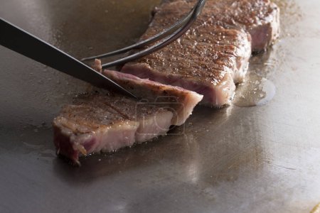 Foto de Vista de cerca de delicioso filete de carne fresca de corte con tenedor y cuchillo - Imagen libre de derechos