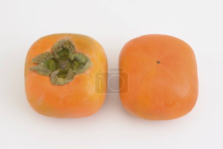 Foto de Caquis naranjas frescas sobre fondo blanco - Imagen libre de derechos