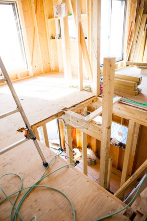 Foto de Construcción de marco de madera en casa nueva - Imagen libre de derechos