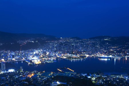 Nachtaufnahme der Stadt Nagasaki, Japan