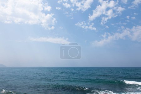 Foto de Hermosa vista natural de las olas del mar y el cielo azul - Imagen libre de derechos