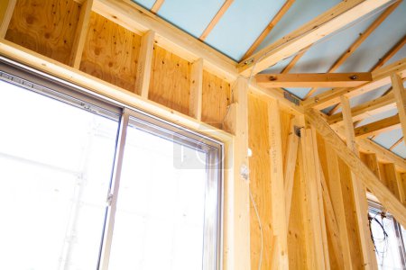Téléchargez les photos : Construction d'un cadre en bois dans une maison neuve - en image libre de droit