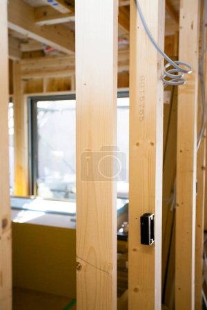 Téléchargez les photos : Construction d'un cadre en bois dans une maison neuve - en image libre de droit