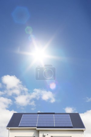 Foto de Paneles solares en el techo contra el fondo del cielo - Imagen libre de derechos
