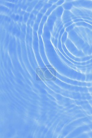 Foto de Fondo de agua líquido azul con ondulaciones - Imagen libre de derechos