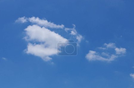 Foto de Nubes esponjosas blancas en el cielo azul. - Imagen libre de derechos