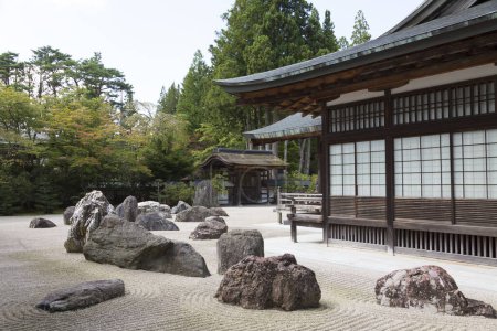 Téléchargez les photos : Belle vue sur Banryu-tei Japanese Rock Garden. Situé dans le sanctuaire de Koyasan, à Kongobu-ji, Wakayama, Japon - en image libre de droit