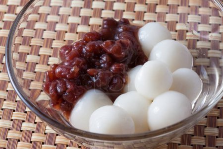 traditionelles asiatisches Essen, Shiratama Dango mit roter Bohnenpaste
