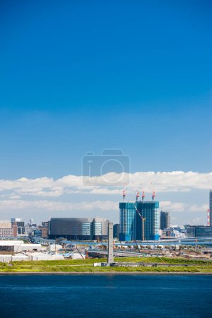 Téléchargez les photos : Paysage urbain moderne avec bâtiments et mer au Japon - en image libre de droit