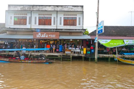 Foto de Comerciantes barcos en un mercado flotante en Amphawa, Tailandia. Mercados flotantes uno de los principales destinos turísticos culturales de Asia - Imagen libre de derechos