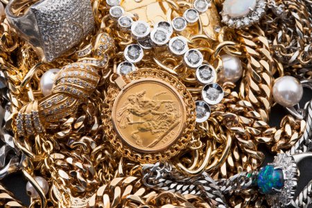 Téléchargez les photos : Bijoux, objets en métal précieux, vue rapprochée - en image libre de droit
