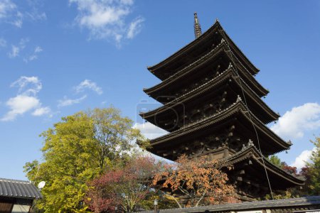 Téléchargez les photos : Charmant instantané d'un ancien sanctuaire japonais - en image libre de droit