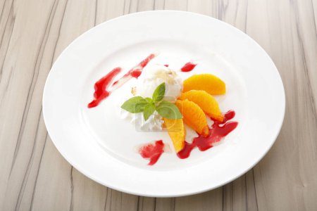 Foto de Sabroso helado con fruta de melocotón - Imagen libre de derechos