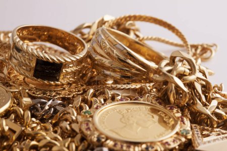 Foto de Fondo de joyas de oro de lujo, pulseras y cadenas - Imagen libre de derechos