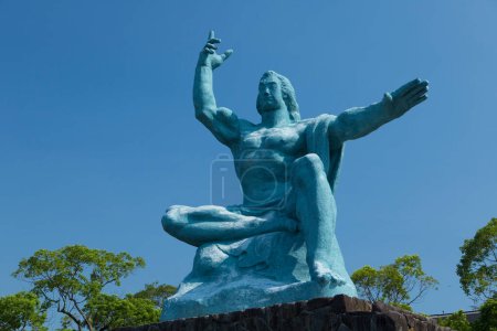 Foto de Estatua de la Paz de Seibo Kitamura en el Parque de la Paz de Nagasaki que representa a un hombre japonés recordando las consecuencias de la guerra nuclear y pidiendo el desarme nuclear. - Imagen libre de derechos