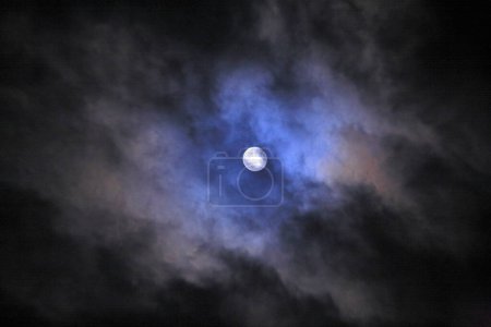Foto de Luna en el cielo nocturno con nubes oscuras - Imagen libre de derechos