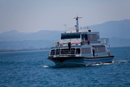 Téléchargez les photos : Passager ferry en mer sur fond de nature - en image libre de droit