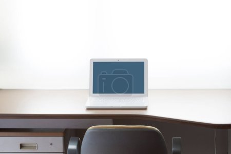 Téléchargez les photos : Moniteur d'ordinateur blanc avec écran blanc sur la table dans le bureau moderne - en image libre de droit