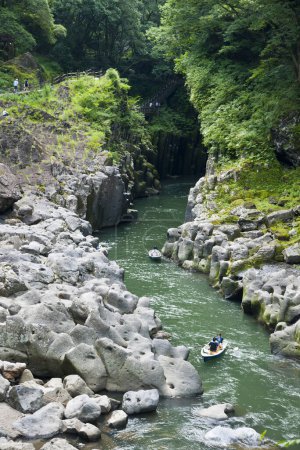 Téléchargez les photos : Gorge Takachiho, un gouffre étroit coupé à travers la roche par la rivière Gokase avec des falaises presque raides bordant les gorges sont faites de colonnes de basalte volcanique à formation lente, Takachiho, Nishiusuki, Miyazaki, Japon - en image libre de droit