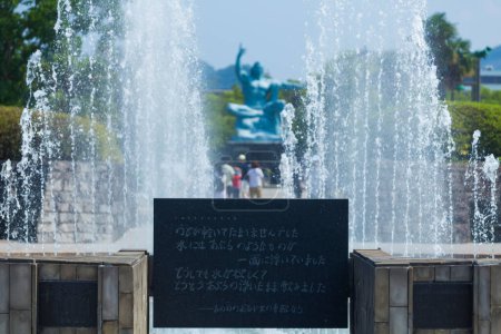 Téléchargez les photos : Statue de la Paix de Seibo Kitamura dans le Parc de la Paix de Nagasaki représentant un Japonais rappelant les conséquences de la guerre nucléaire et appelant au désarmement nucléaire. - en image libre de droit