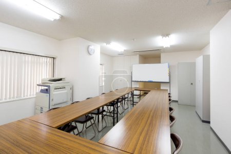 Foto de Moderno interior de la oficina, vista de la sala de reuniones vacía con mesa grande - Imagen libre de derechos