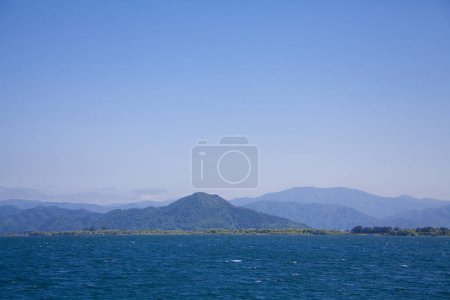 Téléchargez les photos : Belle vue sur l'eau de mer et la côte avec des collines pittoresques - en image libre de droit