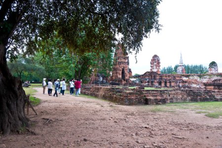 Foto de Los turistas visitan el templo Wat Phra Si Sanphet es uno de los famosos templos en Ayutthaya, Tailandia. Templo en el Parque Histórico Ayutthaya, Ayutthaya, Tailandia. Patrimonio mundial de la UNESCO. - Imagen libre de derechos