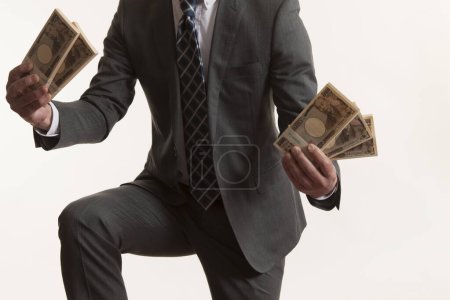 Foto de Manos de hombre sosteniendo dinero japonés, billetes de yen - Imagen libre de derechos