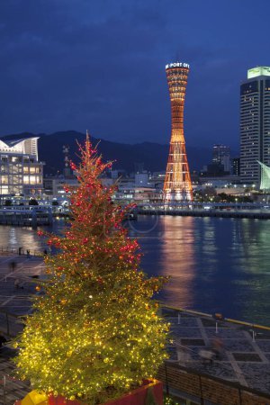 Téléchargez les photos : Port de Kobe au crépuscule, Osaka, Japon à Noël - en image libre de droit