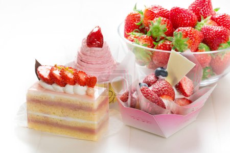 Téléchargez les photos : Variété de desserts avec des fruits et de la crème sur une table - en image libre de droit
