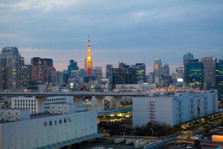 Foto de Vista panorámica de la ciudad iluminada de Tokio, Japón - Imagen libre de derechos