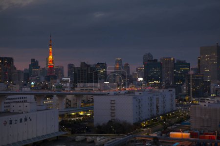 Nowoczesna architektura oświetlonego miasta Tokio, Japonia