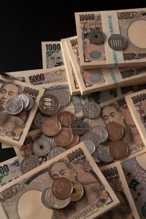 Téléchargez les photos : Monnaie japonaise, pile de billets en yen, contexte financier - en image libre de droit