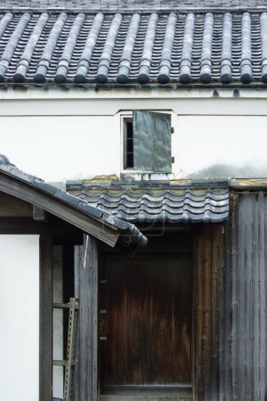Téléchargez les photos : Vieux toit en bois avec une fenêtre sur le fond, gros plan - en image libre de droit