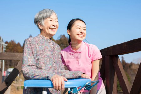 Foto de Retrato de asiático cuidador y discapacitado asiático anciana con walker - Imagen libre de derechos