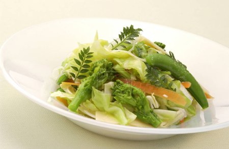 Téléchargez les photos : Légumes dans un bol blanc - en image libre de droit
