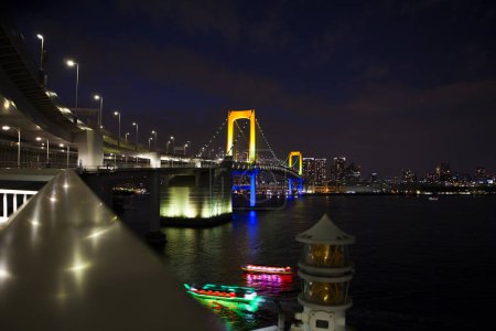 Foto de Paisaje urbano iluminado nocturno de Tokio, Japón - Imagen libre de derechos
