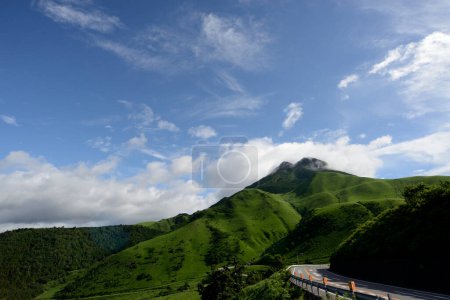 Téléchargez les photos : Route asphaltée en montagne - en image libre de droit