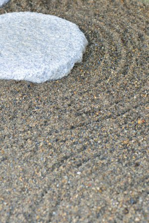 Téléchargez les photos : Pierres mouillées sur la plage - en image libre de droit
