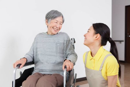 Téléchargez les photos : Asiatique patient senior femme sur fauteuil roulant et amical asiatique infirmière - en image libre de droit