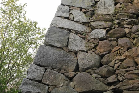 Téléchargez les photos : Mur de forteresse en pierre médiévale et tour de guet - en image libre de droit