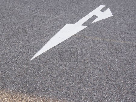 Foto de Letrero de flechas blancas pintado en asfalto - Imagen libre de derechos