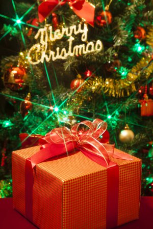 Foto de Un árbol de Navidad con regalo - Imagen libre de derechos