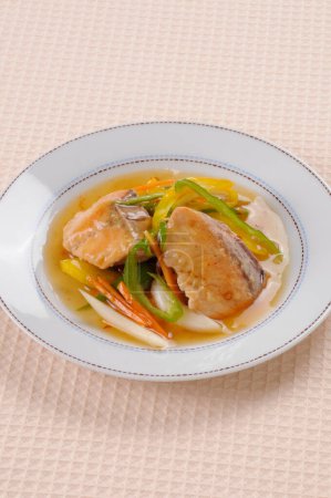 Téléchargez les photos : Une assiette de nourriture avec poisson et légumes - en image libre de droit